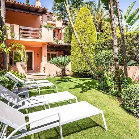 Дом отдыха Vacation - Federer, Old Town With A Big Communal Pool And Andalusian Garden *