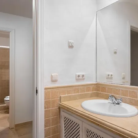 Дом отдыха Vacation - Federer, Old Town With A Big Communal Pool And Andalusian Garden *