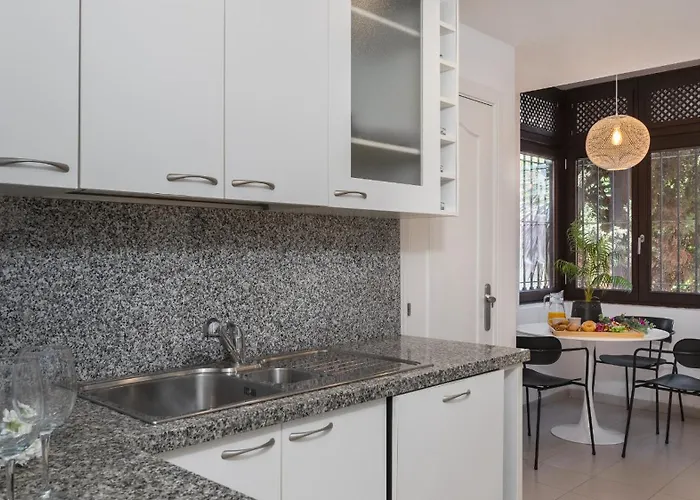 Vacation - Federer, Old Town With A Big Communal Pool And Andalusian Garden