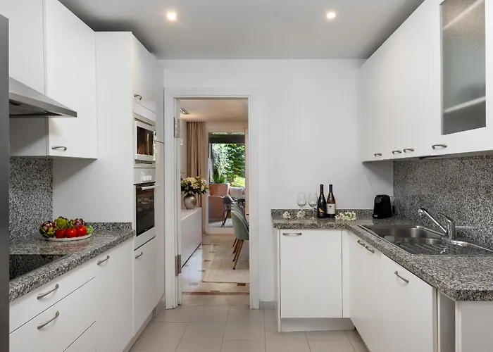 Vacation - Federer, Old Town With A Big Communal Pool And Andalusian Garden 度假居 *