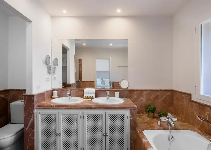 Vacation - Federer, Old Town With A Big Communal Pool And Andalusian Garden 度假居 *